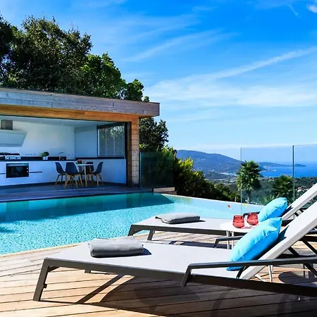 Sleeps 8 Pool Air Con 别墅