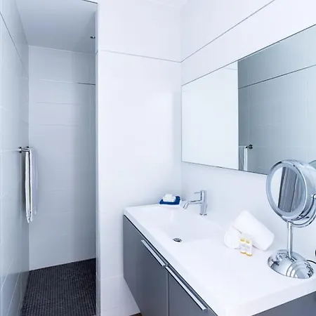 Sleeps 8 Pool Air Con