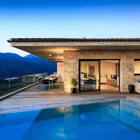 Sleeps 8 Pool Air Con *